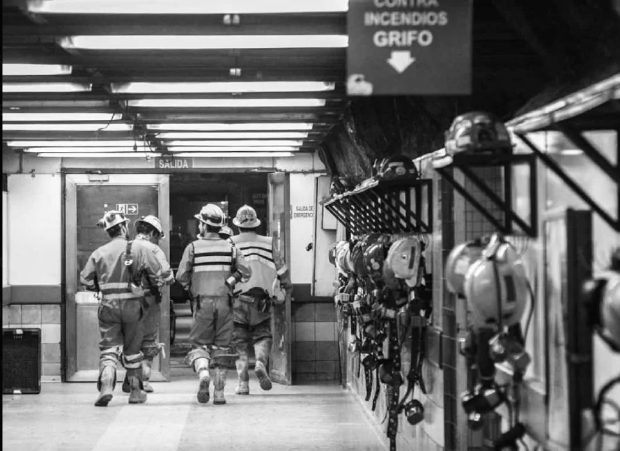 Encuentran el cuerpo de uno de los cinco mineros atrapados en la mina chilena El Teniente