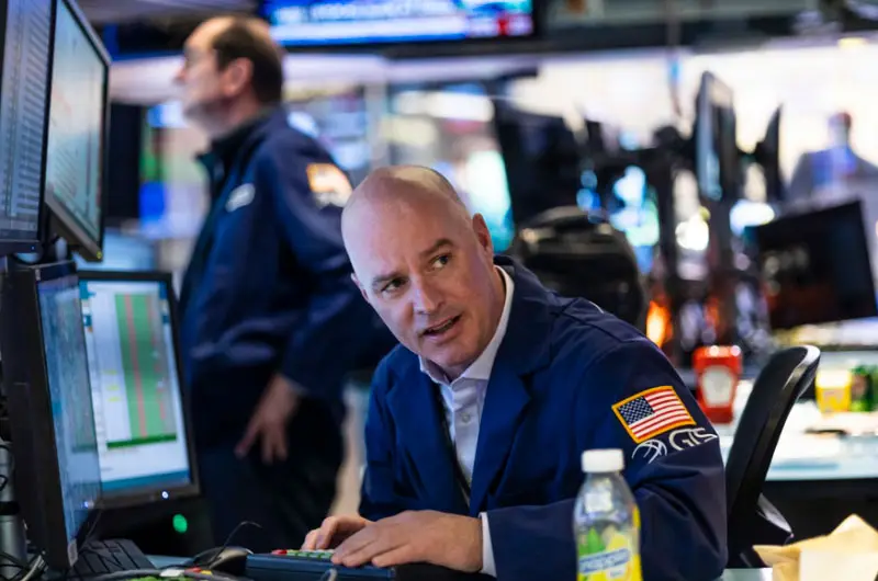 Wall Street abre en rojo, con subidas en las empresas de defensa y el foco en Venezuela