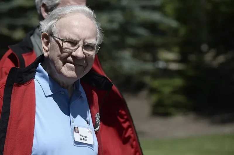 Warren Buffett deja la presidencia de Berkshire a su hijo Howard Buffett