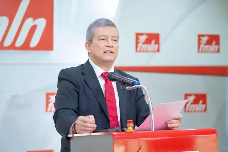 Manuel "El Chino" Flores dice diputados consumaron un “golpe de Estado legislativo”, evita hablar de Nicaragua y Venezuela