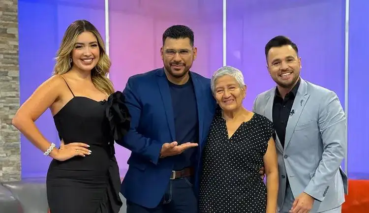 Federico Zeledón presenta orgulloso a su madre: la primera mujer sorda y profesional del país