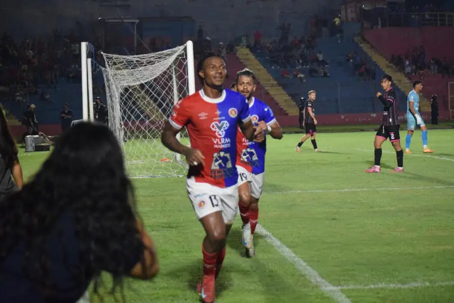 FAS vence 3-1 al Inter FA con doblete de Edgar Medrano y sigue firme en la cima
