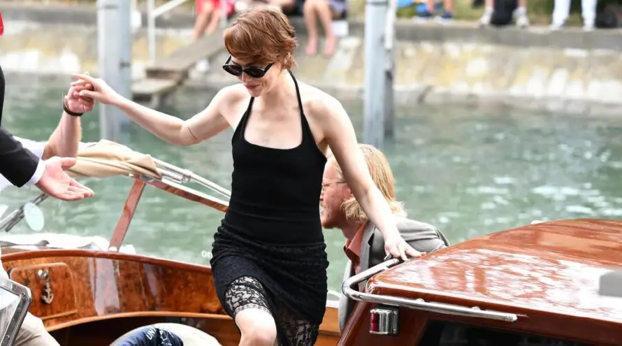 Emma Stone confiesa que cree en los extraterrestres y brilla en Venecia con "Bugonia"