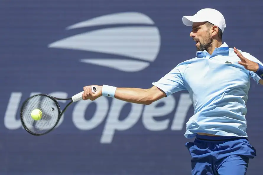 Novak Djokovic pierde un set, pero se clasifica a tercera ronda del US Open