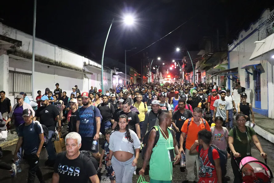 Cientos de migrantes salen en caravana del sur de México pero ya no buscan llegar a EE.UU.