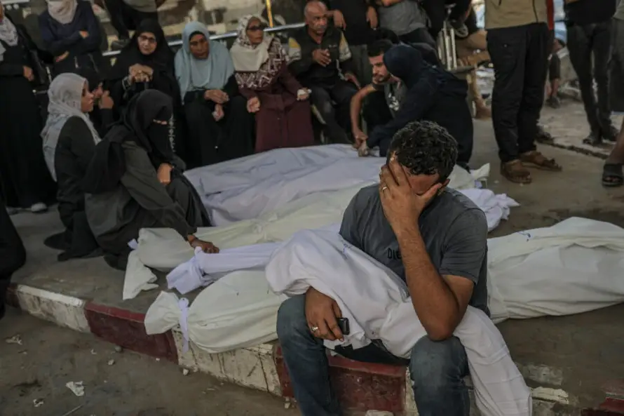 Palestinos lloran a una familia asesinada en un ataque aéreo israelí contra un campo de refugiados de Gaza