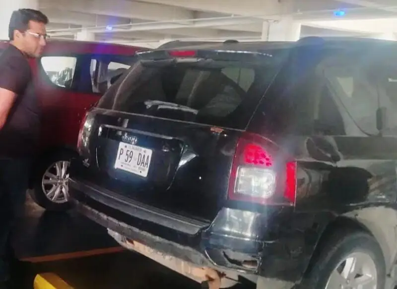 Detienen a sujeto acusado de golpear un vehículo en centro comercial de Antiguo Cuscatlán