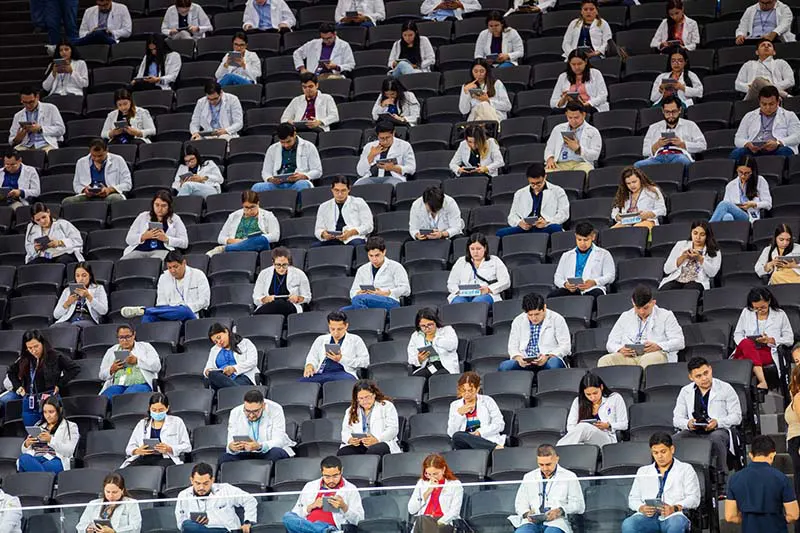 Una doctora de la UES en occidente fue la mejor evaluada en el ENAR 2025 con 9.6 de calificación