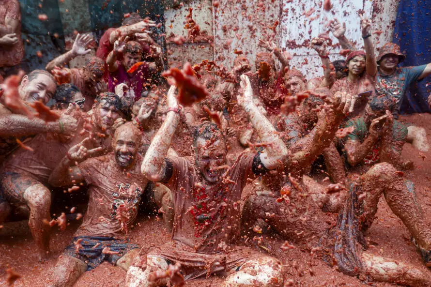 Mas de 22.000 personas combaten a tomatazos en la popular fiesta española de la Tomatina