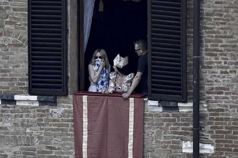 Madonna se regala asistir al tradicional Palio de Siena el día de su cumpleaños