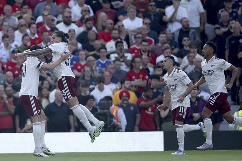 Bayindir falla, Calafiori remata: resumen del gane de Arsenal ante el Manchester
