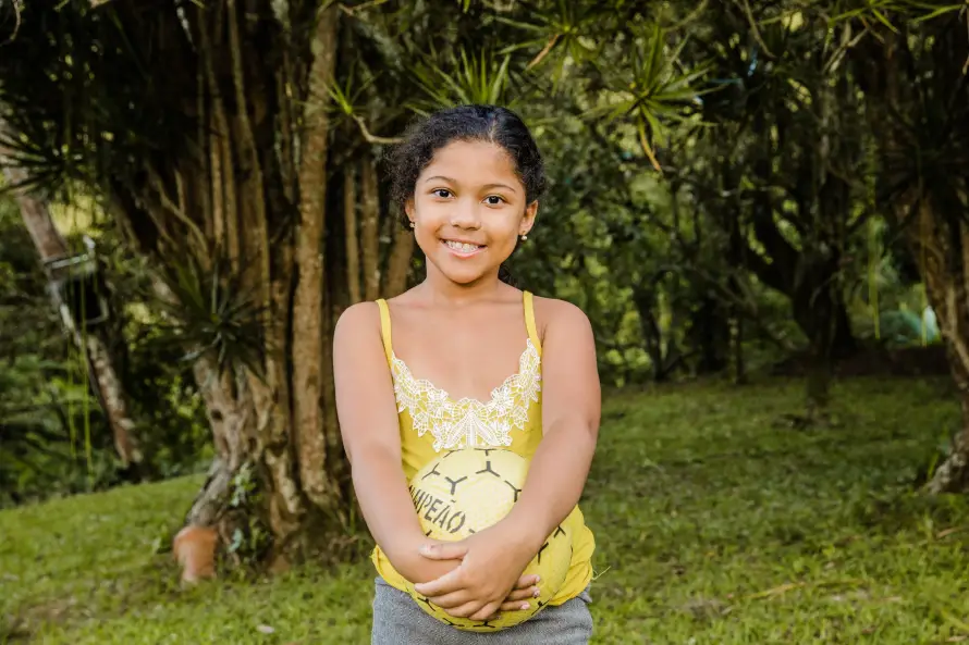 Unicef: Niñas dedican siete horas semanales más a labores de cuidado que niños en América Latina