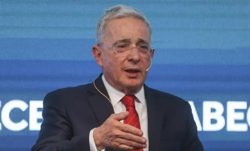 Justicia de Colombia revoca condena a Álvaro Uribe por soborno de testigos