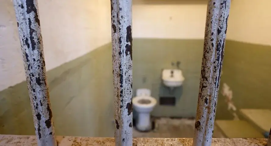 Alligator Alcatraz se afianza como modelo de detención migratoria en EEUU en su primer mes