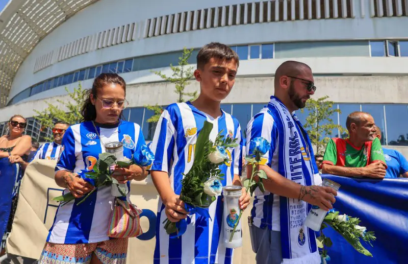 Aficionados y autoridades despiden con honores a Jorge Costa en el Estadio Do Dragão