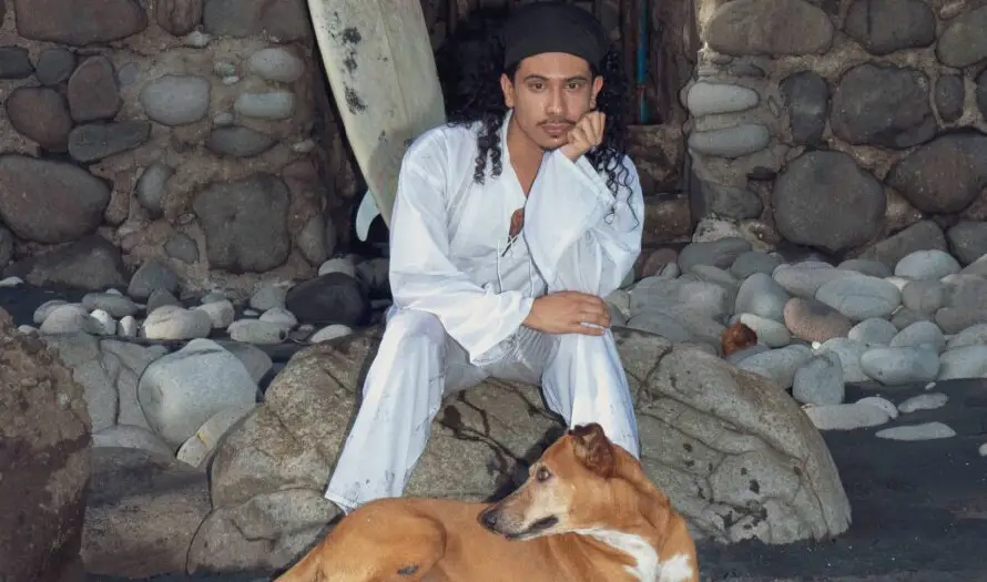 El salvadoreño Ricardo Bendeck lanza el tema “Las olas”, un viaje romántico frente al mar