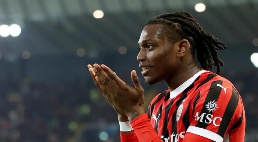 Milan vence al Cagliari con gol de Leao y lidera la Serie A