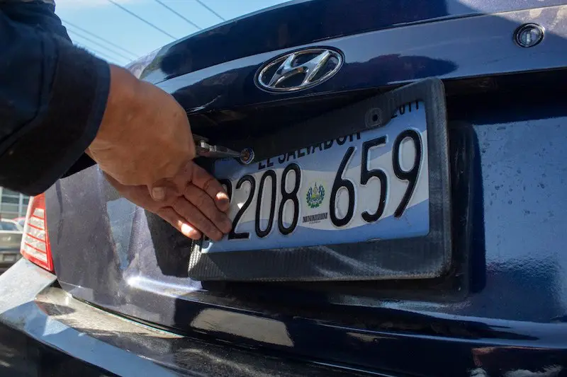 Gobierno pide prorrogar la validez de las placas vehiculares hasta agosto 2027