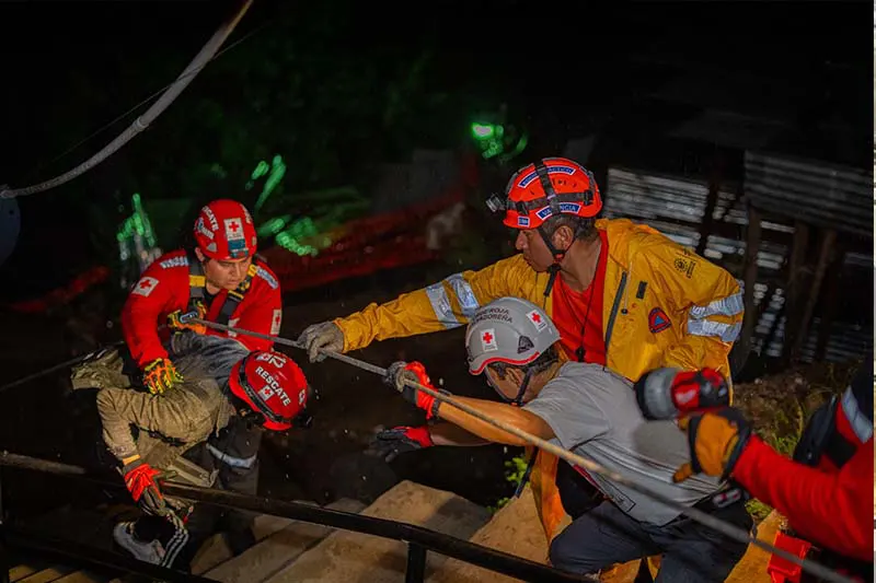 Al menos 20 personas fueron evacuadas en La Mascota por riesgo de colapso de un muro