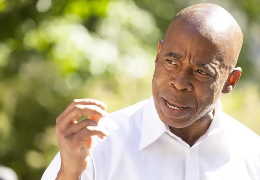 Eric Adams, el alcalde Nueva York, se retira de la carrera por la reelección