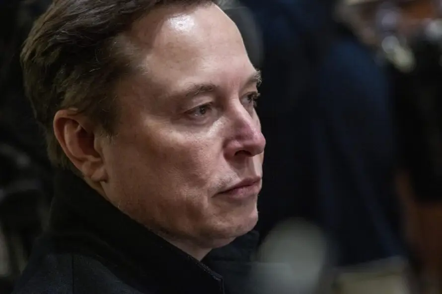 Musk acusa a OpenAI y Apple de frenar la competencia en IA