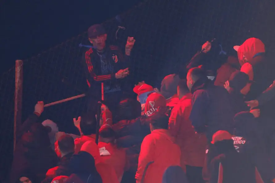 Conmebol promete firmeza tras violencia en Avellaneda entre hinchas de Independiente y la U de Chile