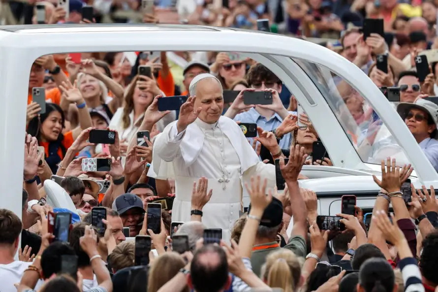 El Papa León XIV comparte su mensaje semanal ante miles de peregrinos en la Plaza de San Pedro