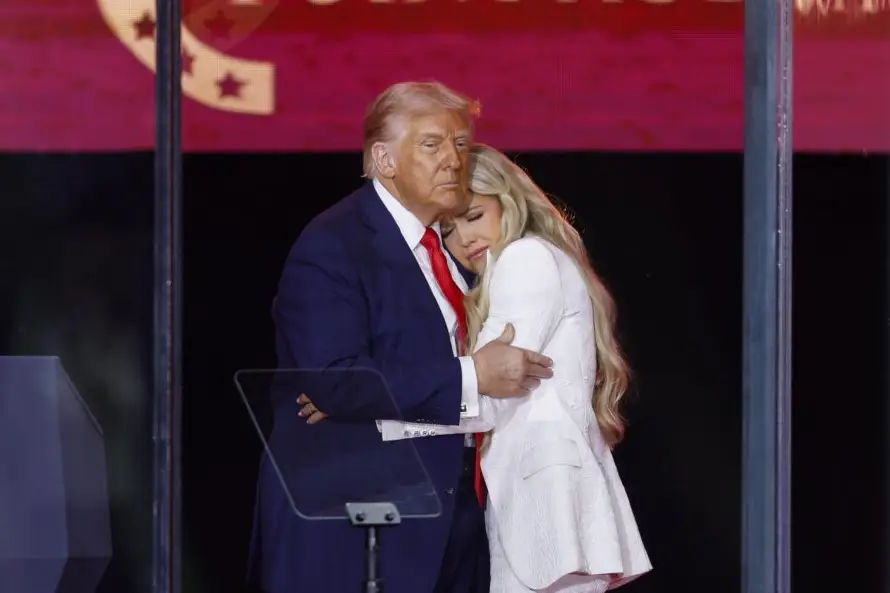Republicanos presentan a Charlie Kirk como mártir conservador durante su concurrida despedida