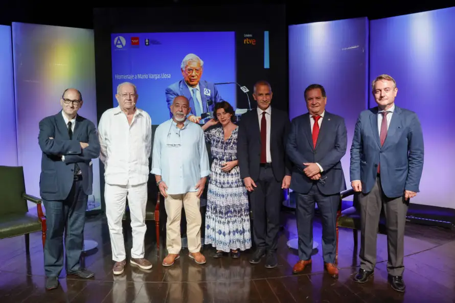 Vargas Llosa es honrado en Casa de América de Madrid, entre amigos y lectores