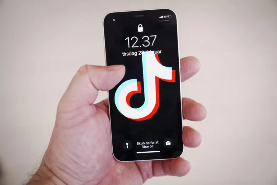TikTok como acceso a la pornografía infantil: vídeos de menores reales y con IA para monetizar los contenidos