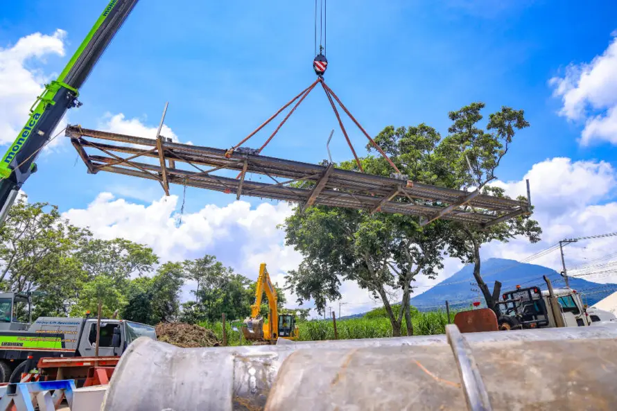 Retiran puente y tubería dañada que provocó corte de agua en AMSS