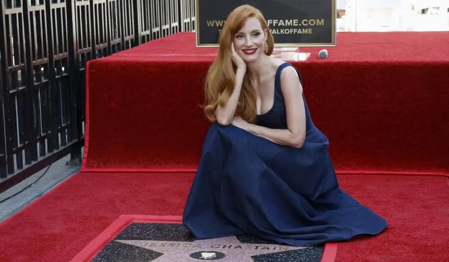 Jessica Chastain recibe su estrella en el Paseo de la Fama, honrada por Al Pacino y Viola Davis