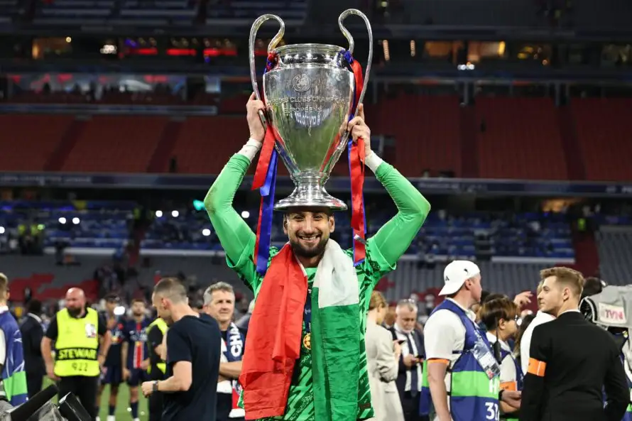 Donnarumma recibe el Trofeo Yashin al mejor guardameta