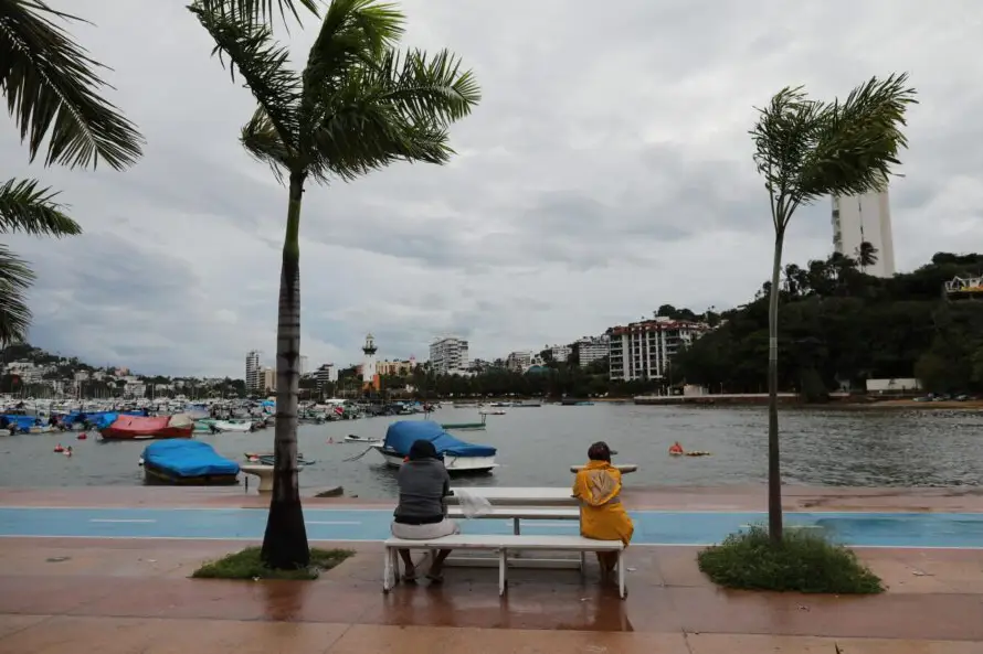 La tormenta tropical Narda avanza paralela a Pacífico mexicano y ocasiona fuertes lluvias