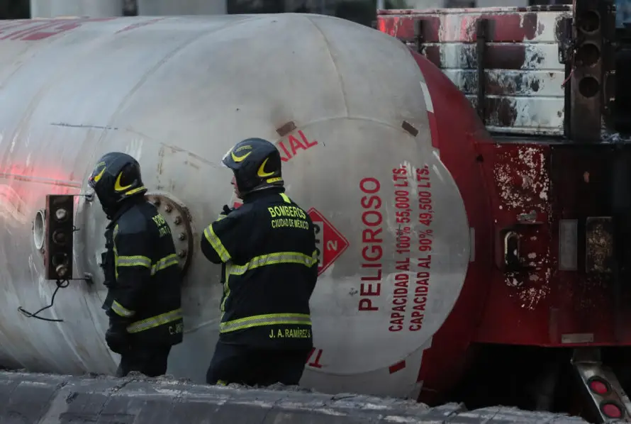 Sube a treinta la cifra de fallecidos por explosión de camión de gas en Ciudad de México