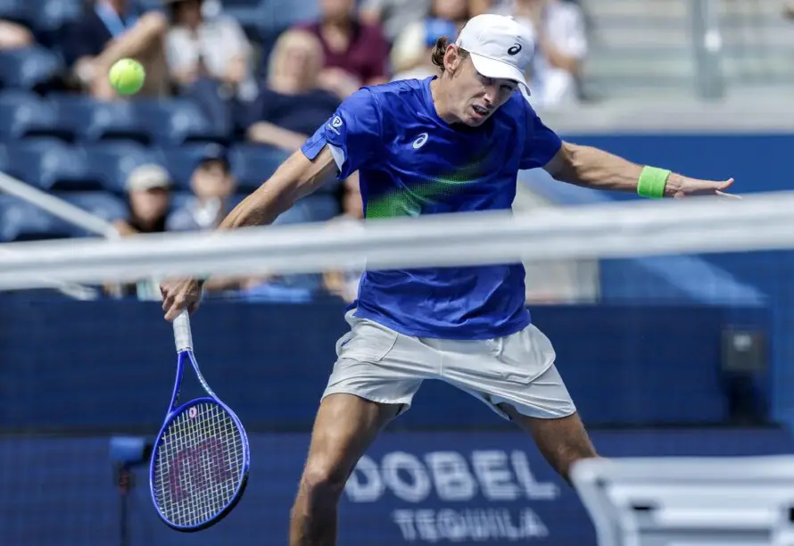 Alex De Miñaur avanza a cuartos del US Open tras vencer a Riedi