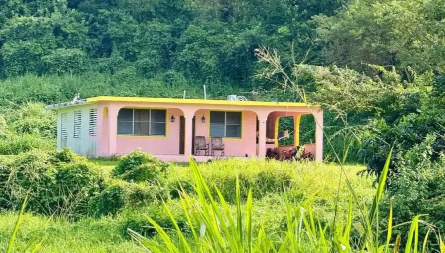 Dueño de vivienda que inspiró la 'casita' de Bad Bunny pide 1 millón de dólares por daños