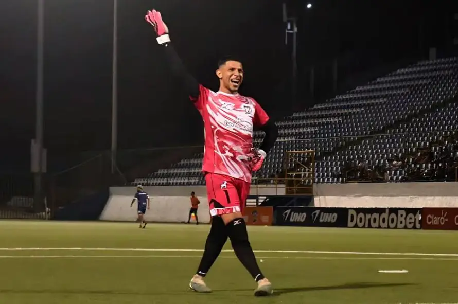 Gabriel Urbina, el portero nicaragüense que modela como Sheynnis Palacios en la cancha