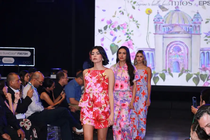 Diseño y sublimación salvadoreña brillaron en la pasarela “Creando un Show Juntos”