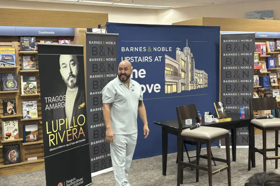 Lupillo Rivera lanza su libro "Tragos amargos" y se rompe por la muerte de Jenni