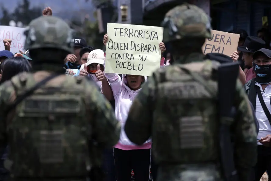 Un fallecido, 12 militares heridos, "represión" y "emboscadas" en protestas de Ecuador