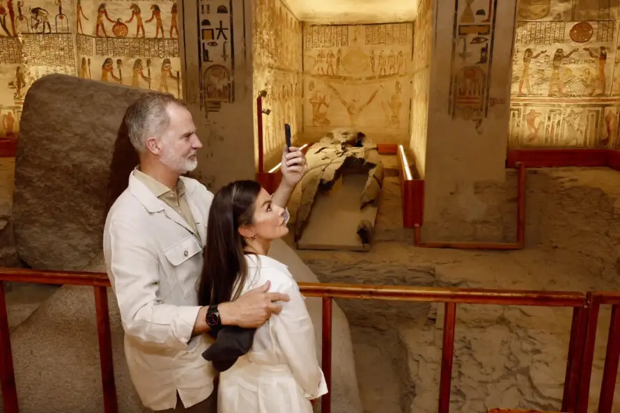 Los reyes de España visitan las misiones arqueológicas españolas en Egipto