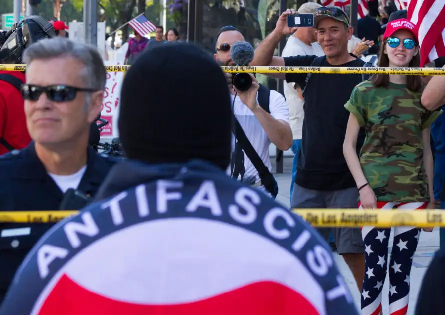 Trump designa como organización terrorista al movimiento antifascista en EE.UU