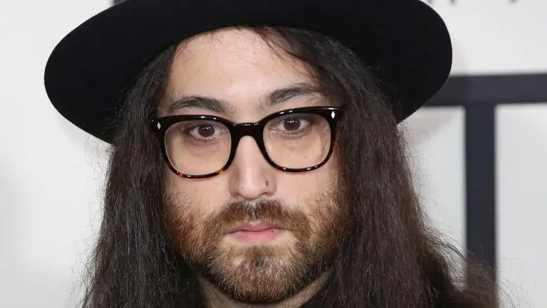 El hijo de John Lennon revela que su padre "resentía tener que ser un Beatle"
