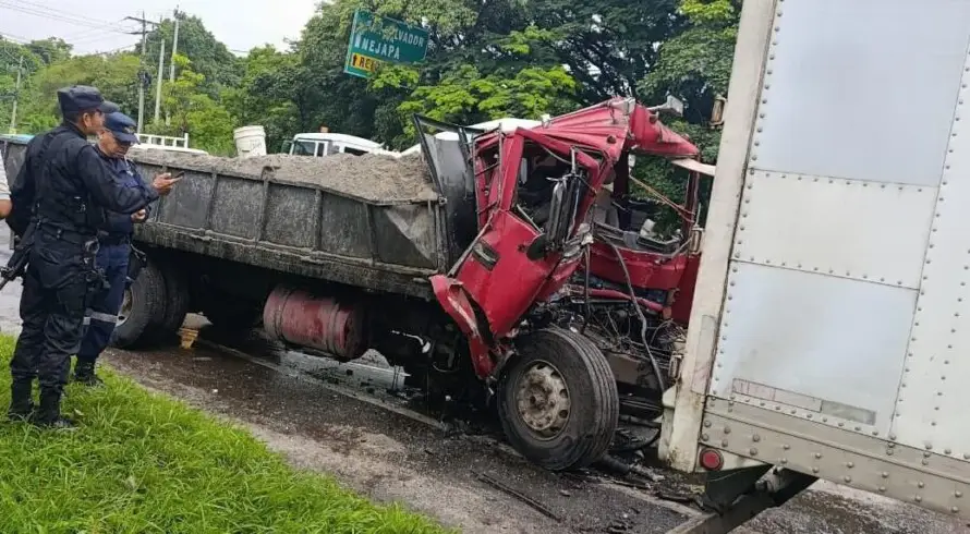 Conductor de camión resulta herido tras chocar contra una rastra estacionada en carretera hacia Quezaltepeque