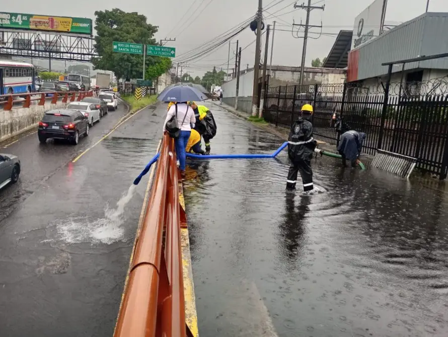 Lluvias inundan la calle antigua a Montserrat en San Salvador