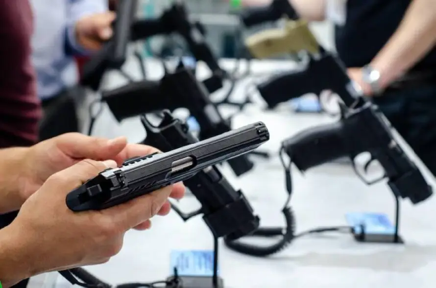 EE.UU. busca prohibir que personas trans posean armas, según CNN
