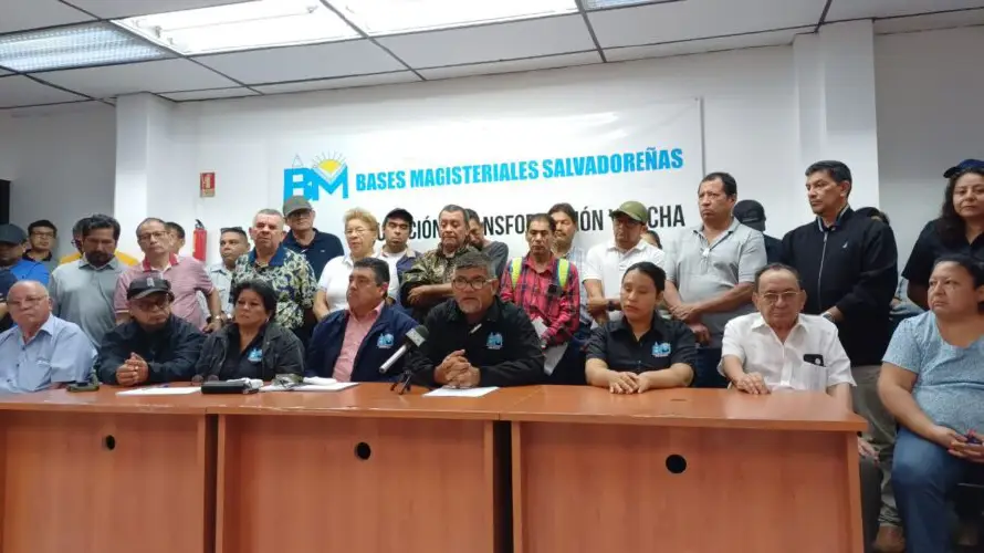 Maestros piden al gobierno se haga la revisión salarial y que pare los despidos "arbitrarios"