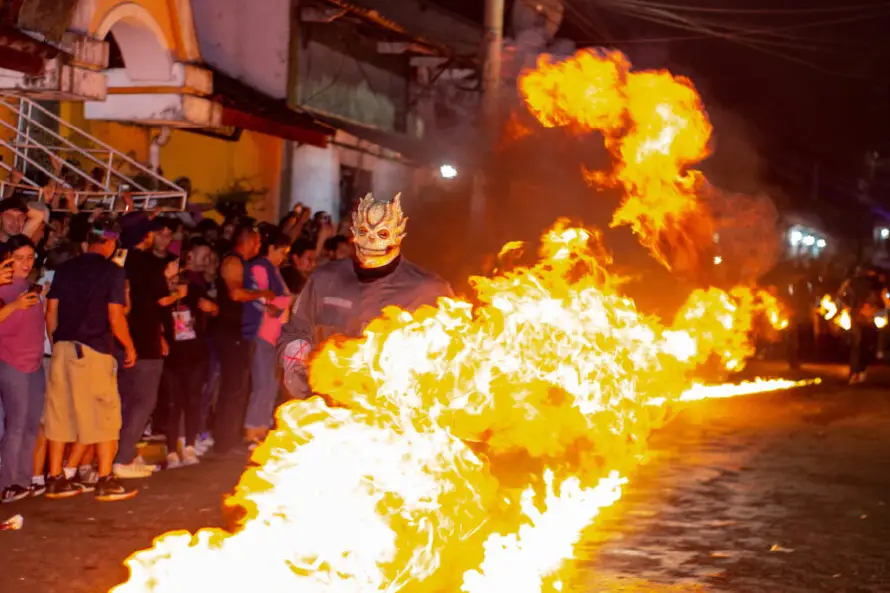 Entre fuego y adrenalina, Nejapa encendió su tradición centenaria