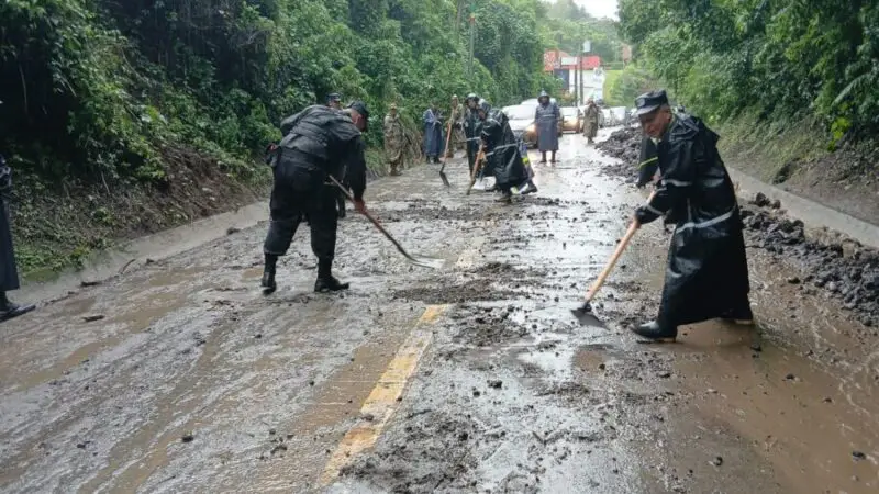 Inundaciones, daños en calles y arrastre de escombros por lluvias del domingo